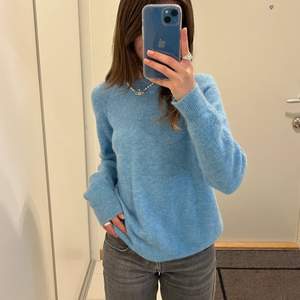 En ljusblå stickad tröja från Zara i alpackaullsblandning. Använd endast en gång och därför som i nyskick!❄️