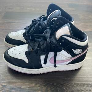 Säljer mina air Jordan 1 mid arctic pink, i fint begagnat skick i storlek 38,5 normala i storleken 