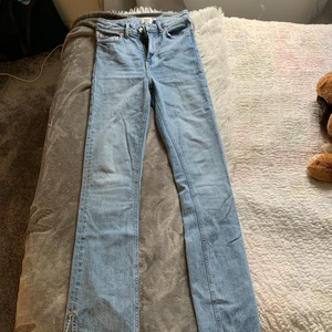Ljus blåa jeans - Säljs pga för små och aldrig kommit till använding💕 Kom privat för fler bilder!