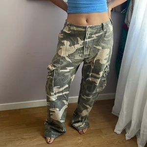 Low waisted cargo pants  - Size - L/XL, Condition- thrifted and worn but good condition, Style - low waisted, over sized army print cargo pants, Best fit - waist 32-36 or L/XL