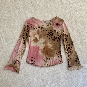 Rosa meshtopp - 🤎 KLICKA INTE på köp nu, kontakta mig vid intresse! 🤎 Superfin mönstrad meshtopp med volangdetalj på ärmarna och lite strass framtill, från märket Suzanna Paris! Står inte storlek men passar mig som brukar ha XS/S