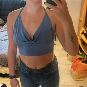 Halterneck festlinne  - Mycket fint skick, säljer då den inte kommer till användning.😊 Knytes lite hur man vill, passar nog L och S också. Väldigt lätt och tunt material. Lite glittrig, syns på sista bilden.