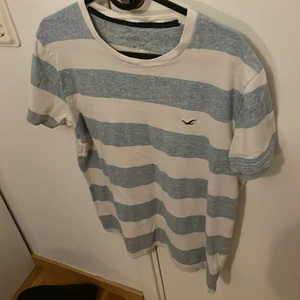 Randig hollister tröja - Använd en del men skicket har lyckats stanna i ganska bra skick.  