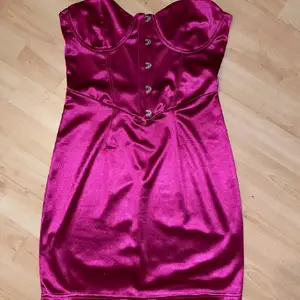Måste tyvärr sälja denna sjukt fina klänning. Rosa/lila, kort, off shoulder. Storlek S. Perfekt som nyårs klänning 🎉
