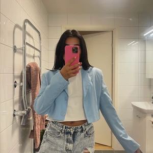 Blå croppad kavaj - En super snygg croppad blå kavaj endast använd 2-3 gånger❤️ 