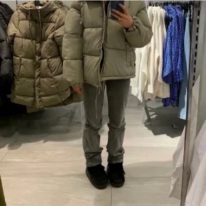 Puffer jacket  - Säljer min superfina Puffer Jacket ifrån Hm då den inte kommer till användning💕 köparen står för frakt (lånade bilder, sista bilden är samma jacka i en annan färg bara)