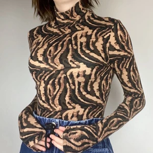 Långärmad polo - Långärmad polo i riktigt coolt mönster. Från Gina tricot, säljs inte längre. Snyggt i sig självt men också under en T-shirt. Tunnt material.   Köpare står för frakt. Tar Swish men kan också mötas upp i Växjö.