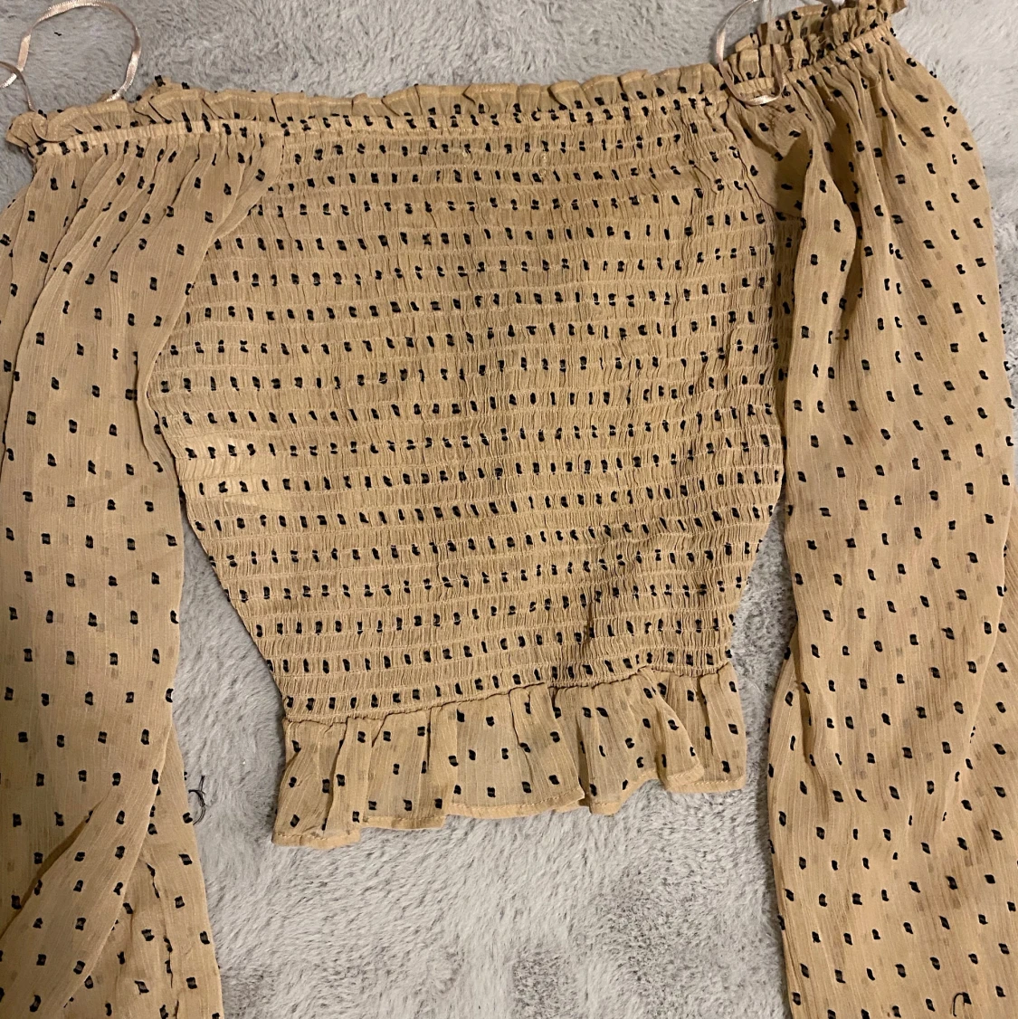 Beige tunn långärmad tröja, Knut framme vid tröjan.  - 91