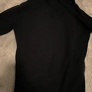 Svart tjocktröja i storlek M - En helt vanlig långärmad tjocktröja i färgen svart. Täcker uppe vid nacken. 