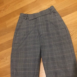 Kostymbyxor - Jag är ungefär 160 o de är ett par cm för korta för mig. Sitter jättefint på kroppen o ger en hourglass figure. Kommit till användning men inget som syns på byxorna. 