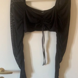 Topp  - Kort Topp i XXL men passformen är typ S-M  Oanvänd 