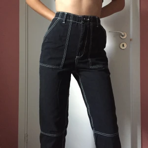 Coola byxor - Byxor från hm, lite slitna på sidan men det ska vara så😌kan mötas upp✌🏼✨