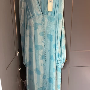 Adoore Positano dress blue  - Säljer en oanvänd Adoore Positano dress i färgen blå då jag köpte fel storlek. Storlek 42. Nypris 1595:-