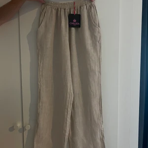 Beiga linnebyxor chelsea - Superfina beiga linnebyxor i storlek S! aldrig använda,  säljer för att dom är för små. Köparen står för frakten