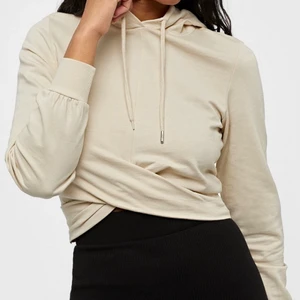 Hoodie - Beige hoodie från Nelly. Storlek xs. Endast använd en gång tidigare.