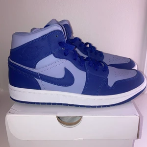 Jordan 1 mid - Air Jordan 1 mid i storlek 39. Kvitto finns från butik. Helt nya oanvända. På restocks kostar dom 2400.