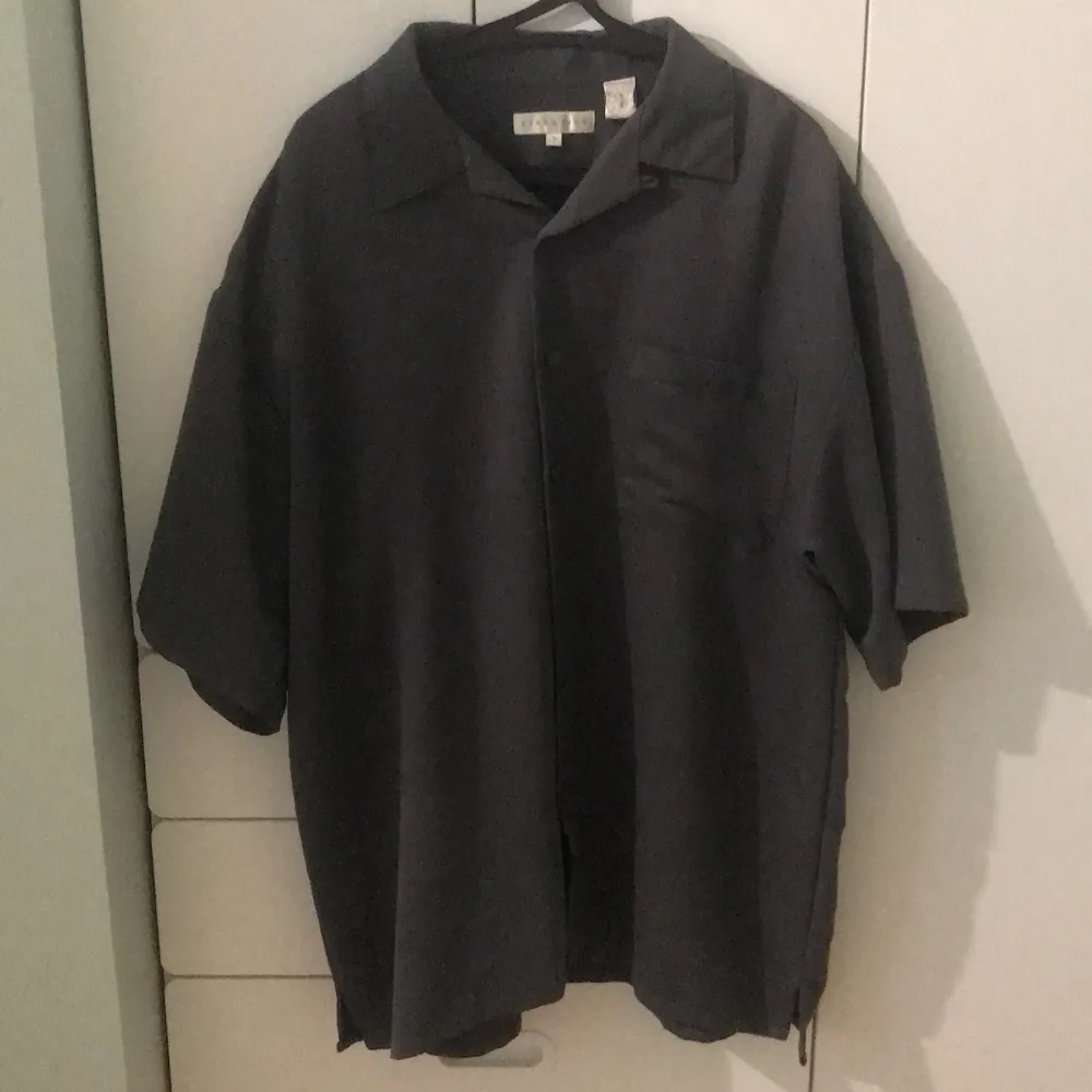 En stor grå skjorta från märket Direction. Det står 1X som storlek men jag skulle gissa på XL. Väldigt skönt och lätt material. Säljer då den inte kommer till användning 🖤🤍. Skjortor.