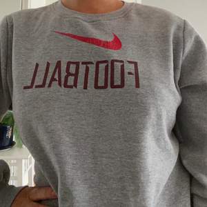 Äldre sweatshirt från Nike i storlek L!!🖤🖤🖤 köpare står för frakt!!