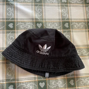 Adidas fiskehatt - Säljer en adidas fiskehatt pga använd endast en gång. Nypris 349 kr mitt pris 100kr . Köpare står för frakt