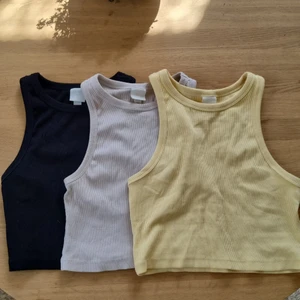 3 Linnen - Säljer mina 3 trendiga toppar från H&M i färgerna svart, beige och gult 🌷 säljer för 60kr/st eller alla 3 för 150kr 🌸 (priserna inkluderat frakten). Alla tre är i storleken S.