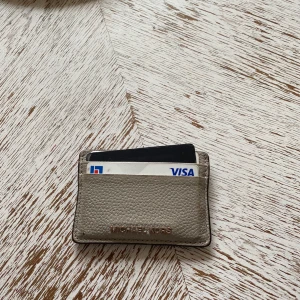 Michael kors plånbok  - Säljer min plånbok. Köpt för kanske 2,5 år sedan och är i bra skick. Köpte den för 700kr men säljer den för 250 (pris går att diskuteras vid snabb affär) ❤️