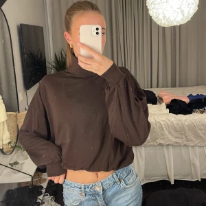 Tröja  - Brun polo från bikbok. Aldrig använd 💖