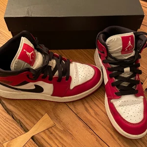 Nike Michael Jordan 1 Chicago - Nike Michael Jordan 1 Chicago Stl 37,5 Fint skick Köpt från Restock  Kan hämtas i Stockholm. Kan även skickas med PostNord om köparen betalar frakten