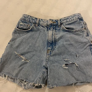 Gina shorts  - Dessa är i jätte jätte bra kvalitet sitter perfekt på mig bara att dom blir små nu till sommaren men har inte använt dom eftersom min syrra köpte och inte passa så jag fick dom