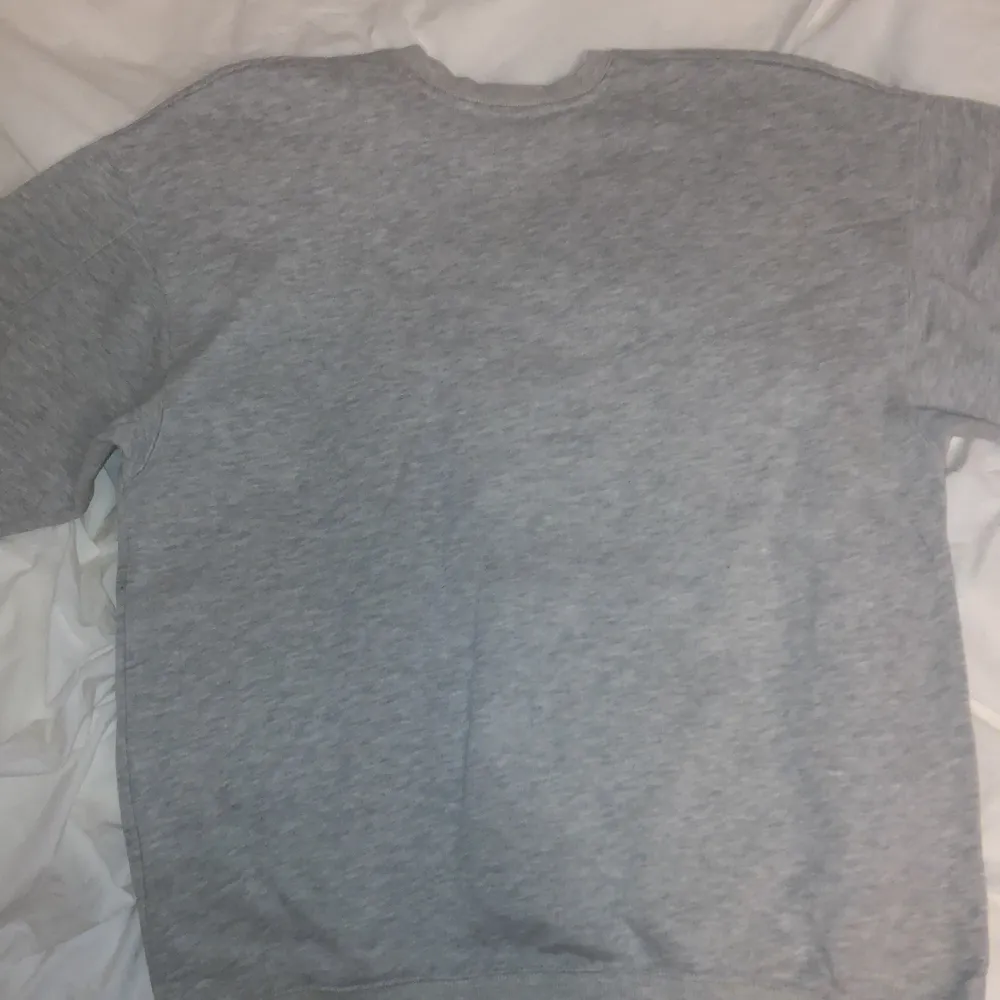 En oversized sweatshirt från bershka i bra skick. Säljs eftersom att den inte kommer till användning💕 Köparen står för frakten💕. Tröjor & Koftor.
