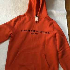 Tommy Hilfiger Hoodie - En fin Tommy Hilfiger Hoodie i strl M herr. Inköpt våren 2020, använd ett antal gånger men mycket gott skick! Felfri i övrigt. Nypris: 1200kr. Pris: 400kr