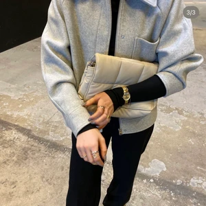 Kort grå kappa  - Säljer denna populära jackan från NA-KD. Perfekt inför hösten!! Frakt tillkommer ❤️