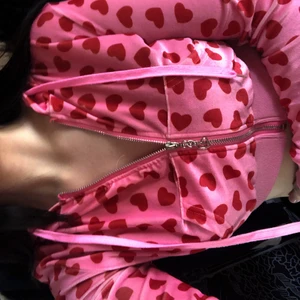 Heart hoodie - Tröja liknande den Megan Fox har i Jennifer’s Body 😍  Långa armar för de som är lite längre, så borde nog passa er också!