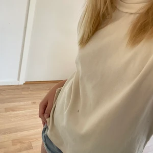 Tröja beige  - En fin tröja du som är köpt på secondhand❤️ vet dock inte vart den är ifrån men köptes för 120kr har nästan aldrig använt den så säljer den för 100kr + 12kr frakt☺️ vet inte vilken storlek men passar på mig som är S