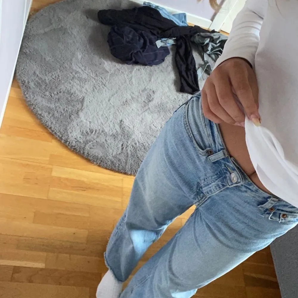 Säljer dessa skit snygga mid waist jeans då dom int ekonomer till andvänding o är aningen för stora för mig💗 (jag e 164 och dom e lagom i längden). Priset kan diskuteras☺️. Jeans & Byxor.