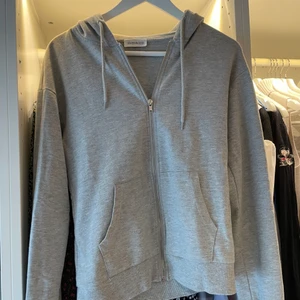 Grå zipup hoodie från Even & odd - Grå zipup hoodie från Even&Odd, står inte vilken storlek men passar mis som vanligtvis har XS/S. Säljer för 50 kr + frakt
