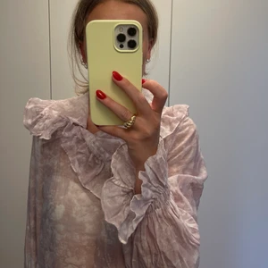 Blus från & Other Stories✨ - En superfin ljusrosa/vit blus med fina detaljer runt halsen! Sparsamt använd.✨ Tryck inte på köp direkt!!  Direktpris 400kr🌸🌸