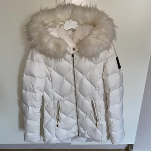 Vit vinterjacka - Vit vinterjacka från CHIARA FORTHI Mycket fint skick Köpt för 1999:-