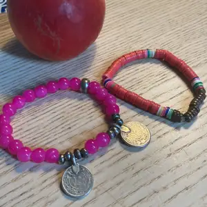 2 armband ungefär lika stora som ett litet äpple om det hjälper. Rosa och rött. Någon? 🍎