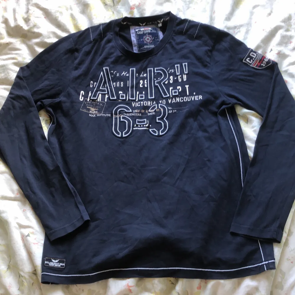 Långärmad tröja i ett lite tjockare t shirt-material från märket Camp David. Kan mötas upp på Södermalm, annars betalar köparen för frakten.. T-shirts.