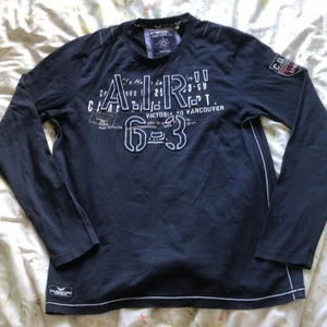 Långärmad teöja - Långärmad tröja i ett lite tjockare t shirt-material från märket Camp David. Kan mötas upp på Södermalm, annars betalar köparen för frakten.