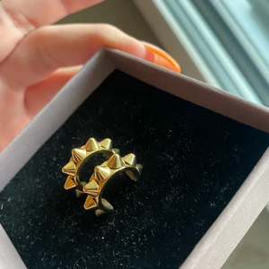 Örhängen Edblad  - Sjukt coola o snygga örhängen med nitar från Edblad, knappt använda Så i superbra skick