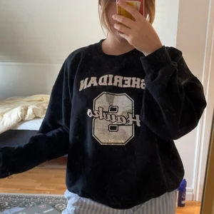 Sweatshirt  - Sweatshirt med tryck, säljer då den inte kommer till användning🍒 den är super mysig! Stolek xl men passar mig som oftast har s/m🙌🏻