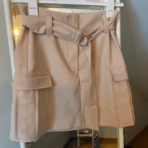 Kjol med bälte - Jättefin beigeaktig kjol med bälte
