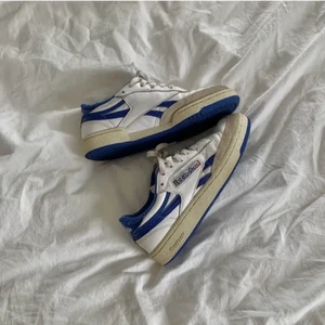 REEBOK sneakers vintage  - Jättefina blå/vita sneakers från Reebok. Storlek 37/1/2 (38 skulle jag säga). Fint skick! Priset går att diskutera vid snabb affär :) 
