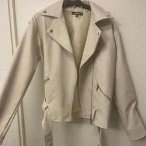 Oversize boyfriend bikerjacka - Storlek 34, ny skick.   Frakt tillkommer 