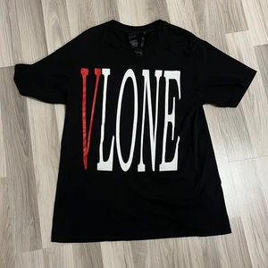 Vlone OG stapel tee - I ny skick, använd någon enskild gång. Storlek M men passar som en L ungefär. Köpt för 1800kr på vlones hemsida under ett drop 2020.