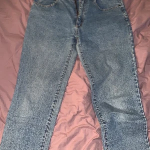 Ljus blå jeans - Vida ganska raka