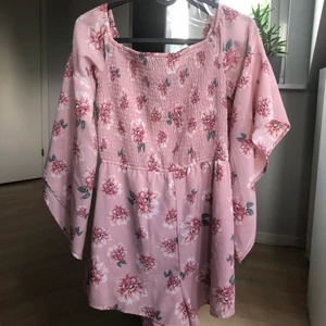 Rosa blommig byxdress/jumpsuit - Rosa blommig byxdress i storlek 34. Oanvänd, väldigt bra skick!