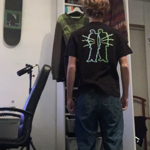 Svart Polar Skate Co T-Shirt - En svart polar tröja med tryck fram och bak. Passar S-M. Använd men i bra skick! Det är bara att skriva om man vill ha fler bilder :)