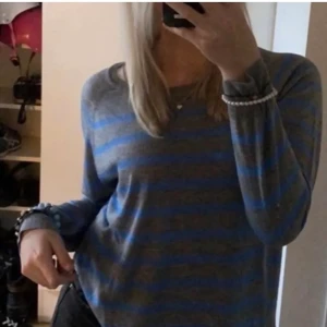 Randig Zara tröja  - En jättesnygg randig långärmad tröja från Zara som passar perfekt nu till hösten🍁Köpt här på plick men är nästan aldrig använd och har inga defekter över huvudtaget. Tveka inte på att skriva om du har några frågor 🥰